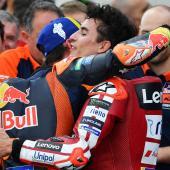 Marc Marquez (rechts) feierte erlöste sich in Ungarn. © APA/afp / FERENC ISZA