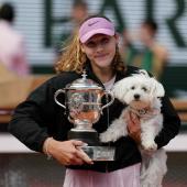 Mirra Andrejewa mit dem Siegerpokal und ihrem Hund „Rusty“. © APA/afp / DIMITAR DILKOFF