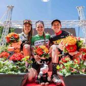 Rosa van Doorn, Claudia Peretti und Paula Gorycka Kurmann (v.l.n.r.) freuen sich nach dem erfolgreichen Rennen. © wisthaler.com / Harald Wisthaler