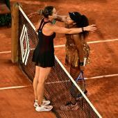 Sabalenka (links) und Osaka (rechts) lieferten sich ein gutes Match. © APA/afp / JULIEN DE ROSA