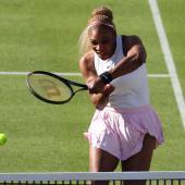 Serena Williams in Aktion: Die Legende ist zurück. © APA/afp / ADRIAN DENNIS