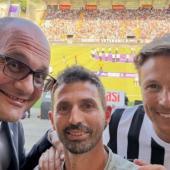 Sinner-Coach Simone Vagnozzi (Bildmitte) feierte den Aufstieg Ascolis im Stadion mit. © guido_castelli