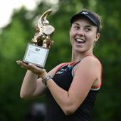 So sieht eine Siegerin aus: Linda Noskova triumphierte in Berlin. © APA/afp / JOHN MACDOUGALL