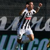 Torschütze Andrea Silipo jubelt: Ascoli ist zurück in der zweiten Liga.