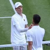 Bereits vor einem Jahr standen sich Jannik Sinner und Novak Djokovic im Halbfinale von Wimbledon gegenüber. © ANSA / ADAM VAUGHAN