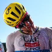 Die Hitze setzt Tadej Pogacar zu. © APA/afp / ANNE-CHRISTINE POUJOULAT