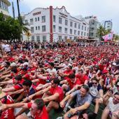 Die norwegischen Fans (hier in Miami vor dem Spiel) wollen weiterrudern. © ANSA / RONALD WITTEK