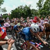 Einer Rubio (links) wurde bei der Tour de France in einen Unfall verwickelt. © APA/afp / JEFF PACHOUD