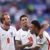Englands Superstars Harry Kane (l.) und Jude Bellingham (zusammen mit Morgan Rodgers) wollen Argentinien stoppen. © APA/afp / PATRICIA DE MELO MOREIRA