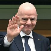 Für Gianni Infantino und die FIFA scheinen Fußball-Grundregeln keine große Rolle mehr zu spielen. © APA/afp / RONALDO SCHEMIDT