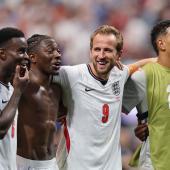 Harry Kane (2.v.r.) hat von einer besonderen Begegnung erzählt. © APA / MICHAEL REAVES
