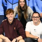 Jannik Sinner mit seiner Freundin Laila Hasanovic (links), seinem Bruder Mark sowie dessen Partnerin Lisa (hinten). © AFP / MARCO BERTORELLO