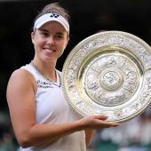 Linda Noskova holte sich die Trophäe. © APA/afp / HENRY NICHOLLS