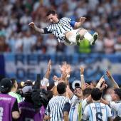 Lionel Messi in der Luft: Der Superstar hat mit Argentinien ein verrücktes Spiel gedreht. © APA / JUSTIN SETTERFIELD