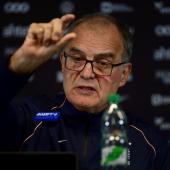 Marcelo Bielsa, Nationaltrainer Uruguays, hielt eine 100-minütige Pressekonferenz ab. © APA/afp / DANTE FERNANDEZ