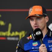 Max Verstappen zeigt sich angesichts der Spekulationen genervt. © APA/afp / JOHN THYS