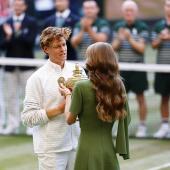 Prinzessin Kate übergibt Jannik Sinner die Wimbledon-Trophäe. © ANSA / TOLGA AKMEN