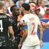 Kanadas Richie Laryea (Zweiter von links) und Marokkos Kapitän Achraf Hakimi gerieten aneinander. © APA/afp / PAUL ELLIS