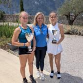 Schiedsrichterin Erika Moncher mit den Finalistinnen Anastasia Dmitriev (l.) und Sophy Stefan (r.)