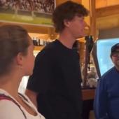 Tennis-Superstar Jannik Sinner in der Pizzeria. © Instagram