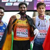 Amanal Petros (Mitte) mit Pietro Riva (r.) und Gashau Ayale. © APA/afp / PAUL ELLIS