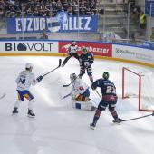 An EV-Zug-Goalie Leonardo Genoni (in weiß) gab es am Samstag kein Vorbeikommen. © Max Pattis