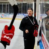 Antti Karhula leitete am Dienstag das erste Training in der Sparkasse Arena. © HCB
