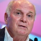 Bayern Münchens Ehrenpräsident Uli Hoeneß zeigte sich schockiert. © dpa / SVEN HOPPE