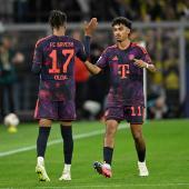Bayerns Torschützen unter sich: Michael Olise (links) und Nathaniel Brown. © APA/afp / INA FASSBENDER