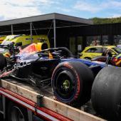 Das kaputte Auto von Max Verstappen. © APA/afp / JOHN THYS