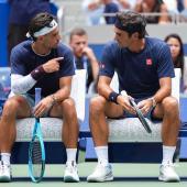 Das Training von Roger Federer mit Lorenzo Musetti (l.) sorgte für einen Zuschaueransturm im Arthur Ashe Stadion. © US Open