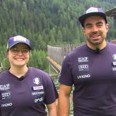 Sie haben Olympiarennen bestritten, Weltcupsiege gefeiert und Podestplätze bejubelt – aber auch schwierige Momente gemeinsam durchgestanden. Die Snowboard-Geschwister Jasmin und Edwin Coratti verbindet weit mehr als die Liebe zum Sport. Wir haben die beiden auf ihrem Hof in Langtaufers besucht und dabei einen sehr persönlichen Einblick in ihr Leben als Spitzensportler erhalten. Sie erzählen von ihrem Alltag, von gemeinsamen Erfolgen und Schicksalsschlägen – und davon, wie sehr sie sich gegenseitig Halt geben. © stol