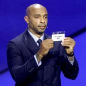 Ex-Stürmerstar Thierry Henry war eine der Losfeen am Donnerstagabend. © ANSA / SEBASTIEN NOGIER