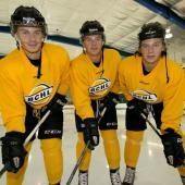 Gerry Fitzgerald (Mitte) und seine beiden Drillingsbrüder Myles (links) und Leo (rechts). © Victoria Grizzlies