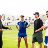 Hoher Besuch im Trainingszentrum von Juve: Luciano Spalletti, Andrea Cambiaso, Jannik Sinner und Kenan Yildiz. © Juventus FC / Alberto Gandolfo - Juventus