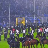 In Mannheim kam es zu einem Platzsturm und Pferden auf dem Spielfeld. © Screenshot SKY