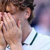 Jannik Sinner muss weiter pausieren. © APA/afp / KIRILL KUDRYAVTSEV