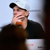 Jannik Sinner muss die US Open auslassen – will aber für die China-Turniere wieder fit sein. © APA/afp / JULIEN DE ROSA