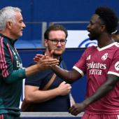 José Mourinho stellt sich hinter seinen Real-Star Vinícius Júnior. © APA/afp / INA FASSBENDER