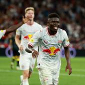 Karim Konate jubelt: Der Doppelpacker zog mit Salzburg in die Gruppenphase der Europa League ein. © APA / JASMIN WALTER