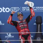 Marc Marquez jubelt mit seiner Trophäe. © APA/afp / PIERRE-PHILIPPE MARCOU