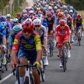Tadej Pogacar (rechts in Rot) kam am Samstag schwer zu Fall. © APA/afp / JOSEP LAGO