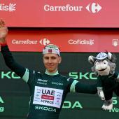 Tadej Pogacar winkt bei der Vuelta ein Start-Ziel-Sieg. © APA/afp / MIGUEL MEDINA