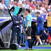 VAR-Entscheidungen sollen schneller getroffen werden. © APA/afp / KIRILL KUDRYAVTSEV