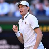 Wann kehrt Jannik Sinner wieder auf die Tennis-Bühne zurück? © APA/afp / KIRILL KUDRYAVTSEV