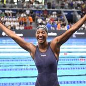 Weltrekord! Sara Curtis stellte über 50 Meter Rücken eine neue Bestmarke auf. © APA/afp / JULIEN DE ROSA