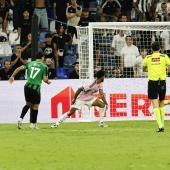 Die entscheidende Szene: Vasilije Adzic (l.) erzielt das 3:2 für Sassuolo. © ANSA / ELISABETTA BARACCHI