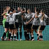 Eva Schatzer (3.v.r.) steht mit Juventus im Finale des Women's Cup.