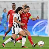 Eva Schatzer im Duell mit Benfica-Kapitänin Pauleta. © ANSA / Alessandro Di Marco