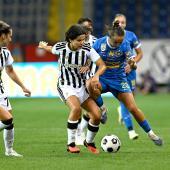 Eva Schatzer (links), Mittelfeldspielerin von Juventus. © APA / HELMUT FOHRINGER